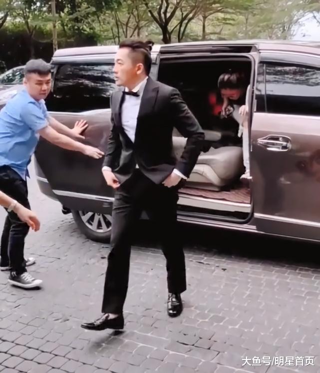 小虎隊男星穿西裝「靠丸子頭減齡」！一轉身網愣「背影迷倒眾人」