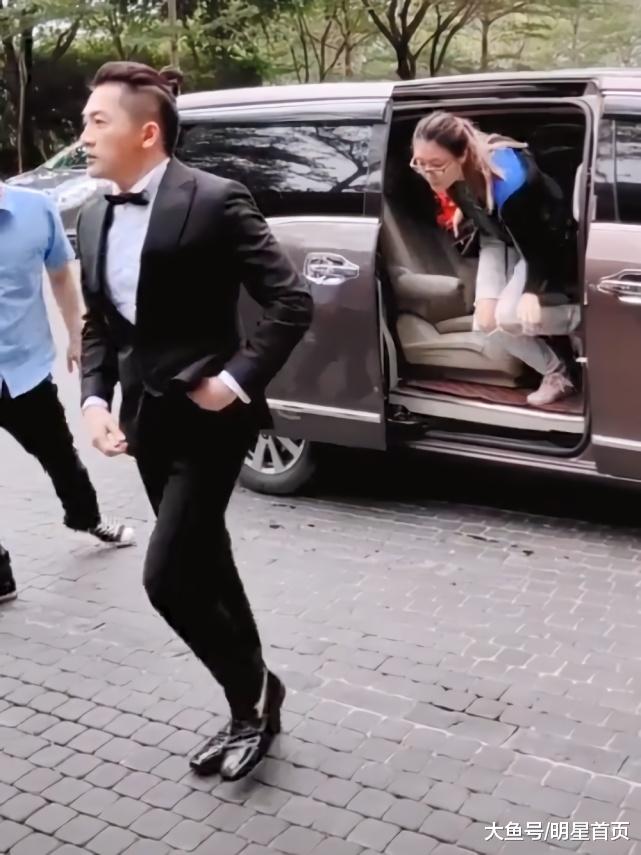 小虎隊男星穿西裝「靠丸子頭減齡」！一轉身網愣「背影迷倒眾人」