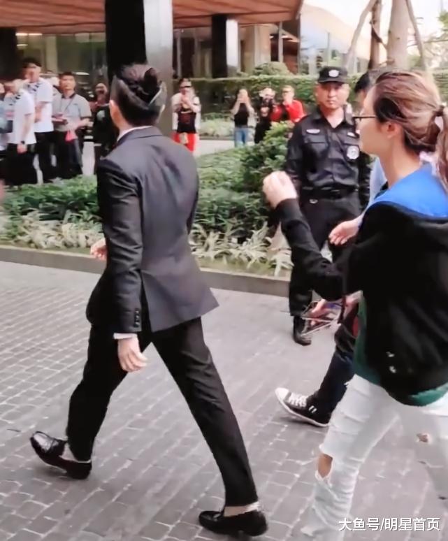 小虎隊男星穿西裝「靠丸子頭減齡」！一轉身網愣「背影迷倒眾人」
