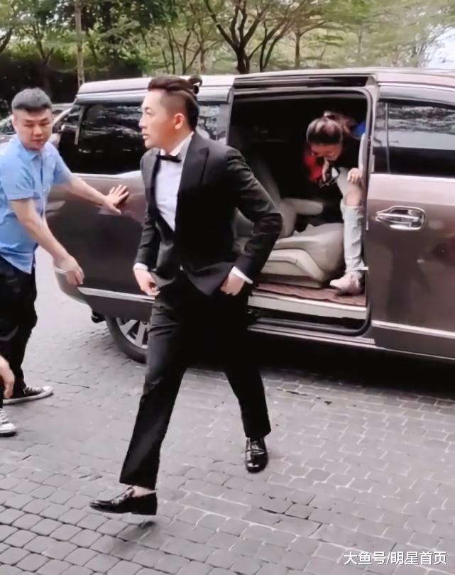 小虎隊男星穿西裝「靠丸子頭減齡」！一轉身網愣「背影迷倒眾人」
