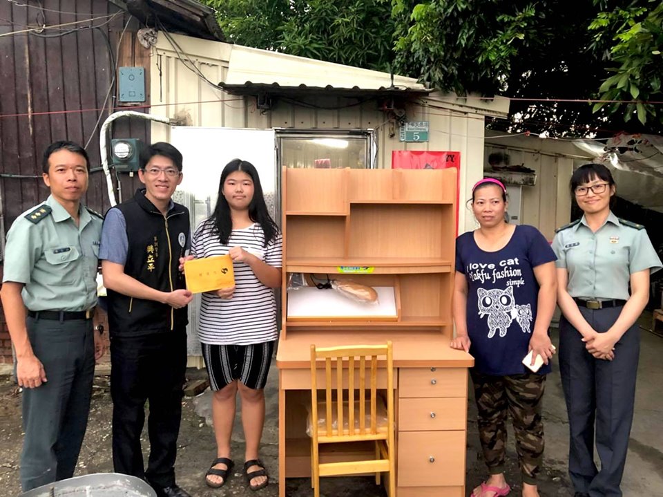 父逝三口擠7坪鐵皮屋！貧女樹下苦讀上名校「心中藏有小心願」　教育部長「超霸氣回應」盼為單親媽買大房