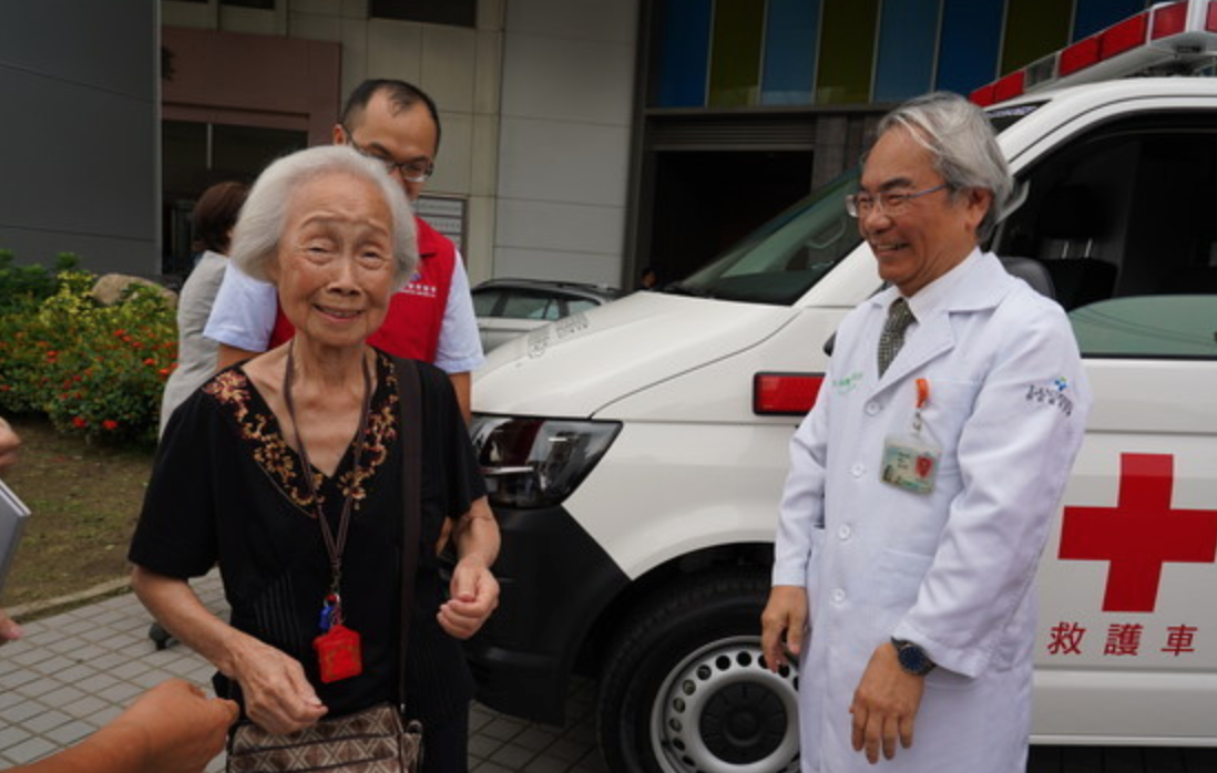 30年慢慢攢！87歲嬤終於存到200萬「秒捐救護車給醫院」　「把車鑰匙遞給院長」她激動到哭：我的任務完成了