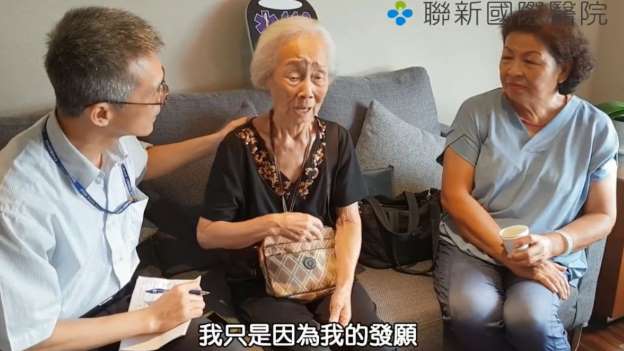 30年慢慢攢！87歲嬤終於存到200萬「秒捐救護車給醫院」　「把車鑰匙遞給院長」她激動到哭：我的任務完成了