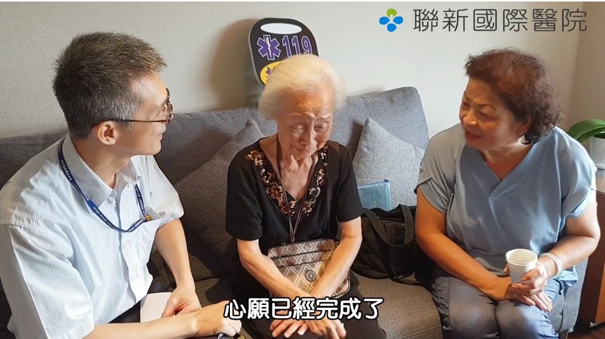 30年慢慢攢！87歲嬤終於存到200萬「秒捐救護車給醫院」　「把車鑰匙遞給院長」她激動到哭：我的任務完成了