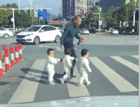 超萌三胞胎「過馬路慢慢走」就快紅燈！老爸超緊張「下秒一把抓起狂奔」網笑噴：一直狂重播