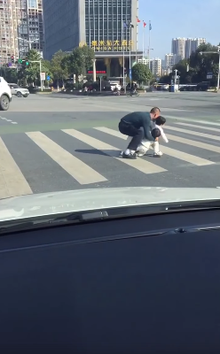 超萌三胞胎「過馬路慢慢走」就快紅燈！老爸超緊張「下秒一把抓起狂奔」網笑噴：一直狂重播