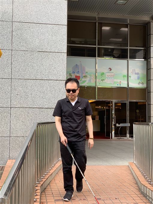 一夕失去所有！「28歲人生勝利組」突失明被未婚妻拋棄　「花2年動手術仍看不見」今近況曝光網全佩服