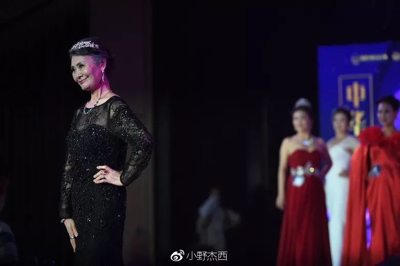 年齡與美無關！2神仙奶奶穿旗袍遊巴黎「吸引帥哥上門合影」　「年齡相加逾120歲」老成最美風景
