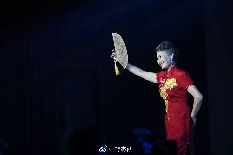 年齡與美無關！2神仙奶奶穿旗袍遊巴黎「吸引帥哥上門合影」　「年齡相加逾120歲」老成最美風景