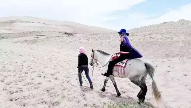 年齡與美無關！2神仙奶奶穿旗袍遊巴黎「吸引帥哥上門合影」　「年齡相加逾120歲」老成最美風景