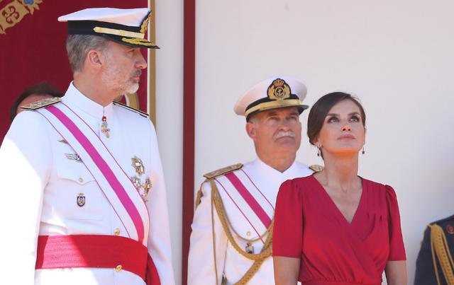 47歲西班牙王后美得高調  「一襲V領紅裙」高貴優雅，好身材更是擋不住！