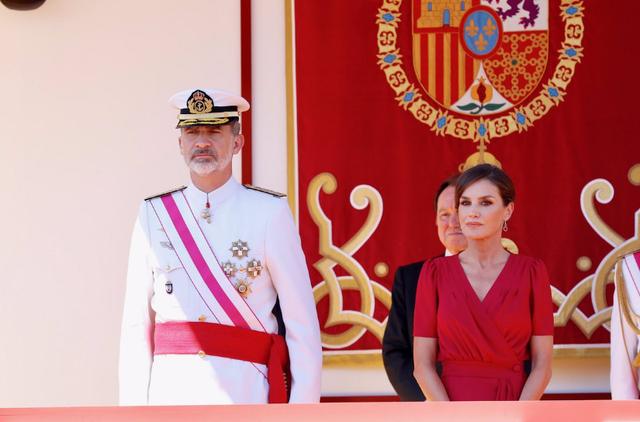 47歲西班牙王后美得高調  「一襲V領紅裙」高貴優雅，好身材更是擋不住！