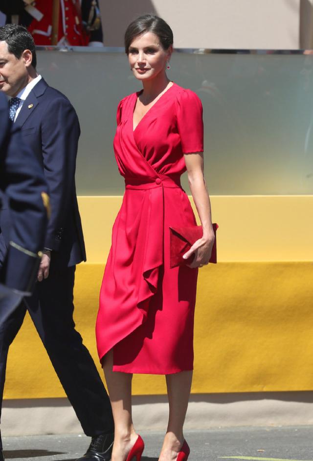 47歲西班牙王后美得高調  「一襲V領紅裙」高貴優雅，好身材更是擋不住！