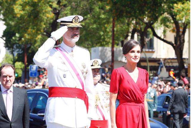 47歲西班牙王后美得高調  「一襲V領紅裙」高貴優雅，好身材更是擋不住！