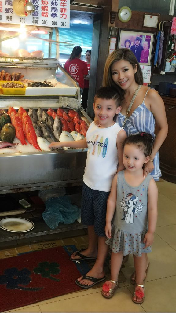 李愛綺洋老公「當眾談賣妻」笑喊買1送9　她變臉嗆「嫌我家人是拖油瓶？」：連我的出身也嘲諷