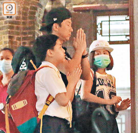 帶病妻祈福！主播愛妻「患重症末期」病情擴散器官　兼母職顧子女「一家人誠心拜拜」