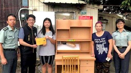 沒錢補習！15歲貧女擠漏水房屋「靠苦讀考上第一志願」　房東霸氣「5年房租全免」把溫暖傳出去