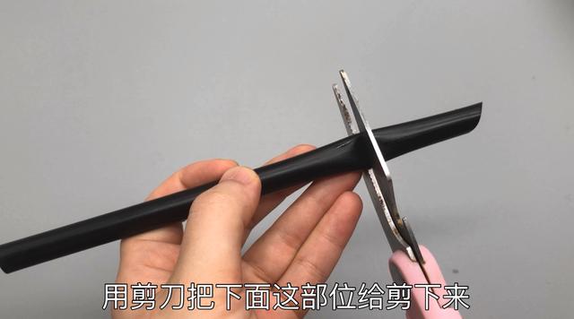 去蝦線小訣竅！只需用一根吸管，一秒去除一條蝦線