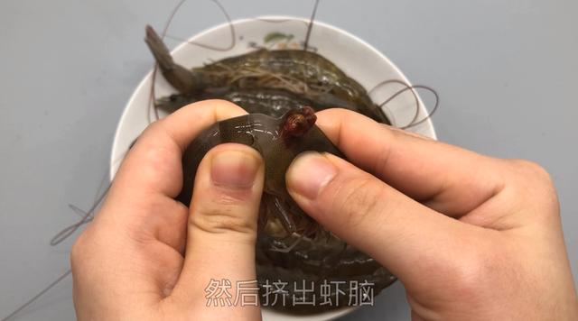 去蝦線小訣竅！只需用一根吸管，一秒去除一條蝦線