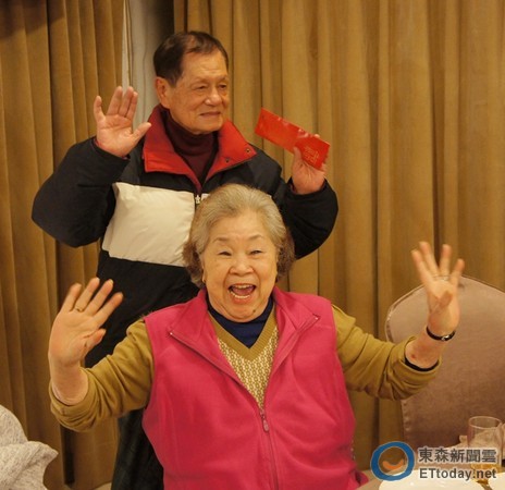 素珠與初戀夫牽手62年！被老公寵一甲子：「私下是溫柔小女人」　如今當阿祖「5曾孫相伴」收斂脾氣