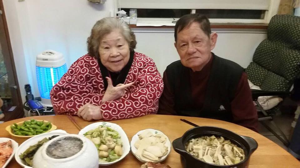 素珠與初戀夫牽手62年！被老公寵一甲子：「私下是溫柔小女人」　如今當阿祖「5曾孫相伴」收斂脾氣