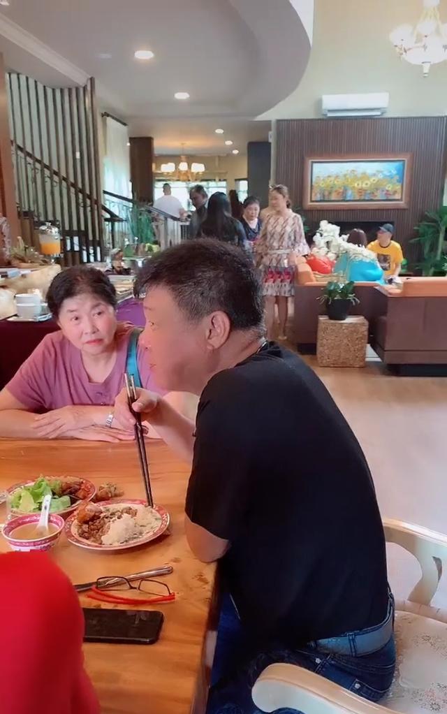 感謝畢生最愛！62歲姜育恆「住超豪華別墅」內部裝潢氣派　「老婆陪他共患難27年」今偕妻享天倫