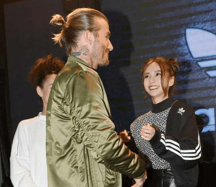 時隔2年!baby再見貝克漢姆 「傻妞已變女王范兒」 兩人深情對視cp感十足!