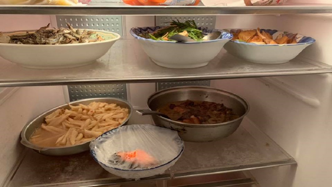每月菜錢1萬5！老媽餐餐「煮6道菜兩人吃」剩下全倒掉　網友鼻酸「反怪兒子」：她不是故意浪費的