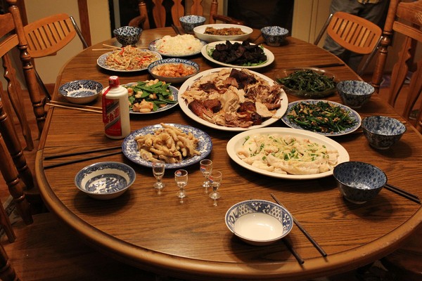 每月菜錢1萬5！老媽餐餐「煮6道菜兩人吃」剩下全倒掉　網友鼻酸「反怪兒子」：她不是故意浪費的