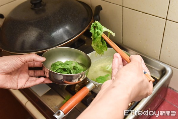 每月菜錢1萬5！老媽餐餐「煮6道菜兩人吃」剩下全倒掉　網友鼻酸「反怪兒子」：她不是故意浪費的