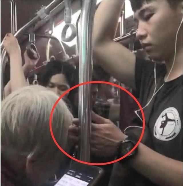 地鐵最暖小哥！聽耳機裝睡往下看「默默用手撐著」　一夕爆紅「獲10萬粉絲」網：最好的炫富