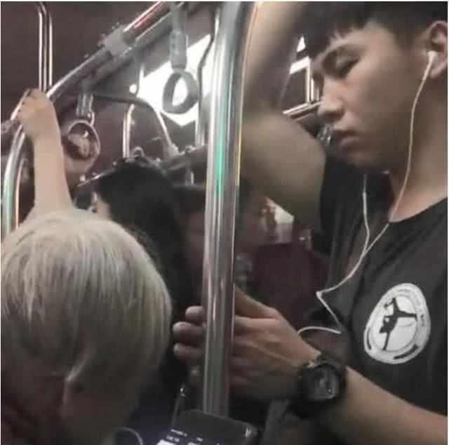 地鐵最暖小哥！聽耳機裝睡往下看「默默用手撐著」　一夕爆紅「獲10萬粉絲」網：最好的炫富