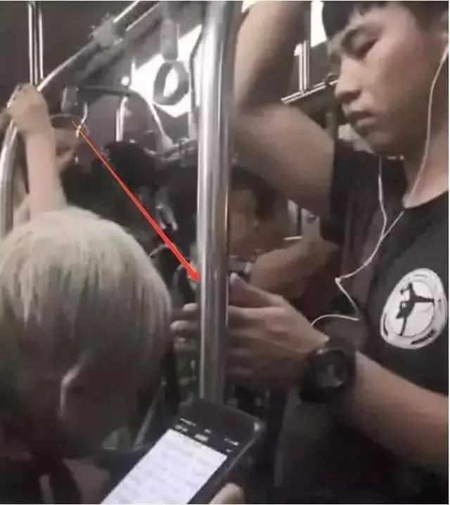 地鐵最暖小哥！聽耳機裝睡往下看「默默用手撐著」　一夕爆紅「獲10萬粉絲」網：最好的炫富