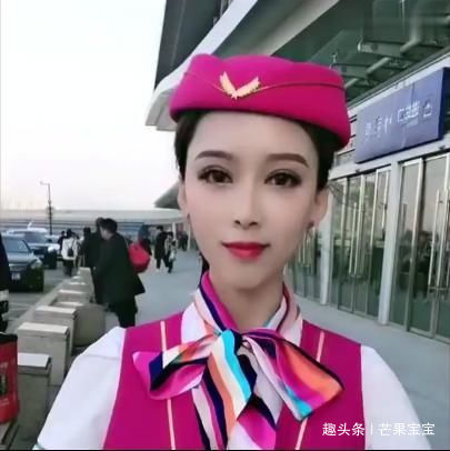 美貌全靠妝！濃妝空姐「下班後在機場外卸妝」　卸掉妝容網看傻
