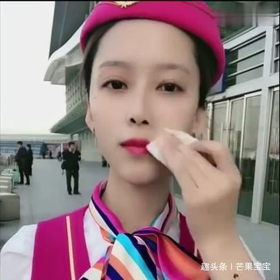 美貌全靠妝！濃妝空姐「下班後在機場外卸妝」　卸掉妝容網看傻