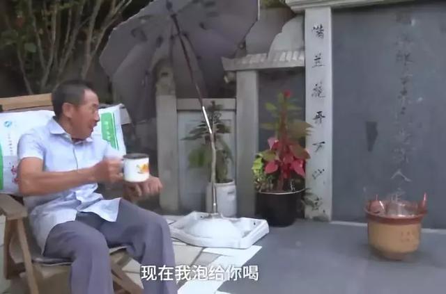 超越生命的愛！78歲爺爺守墓10年「陪伴已逝老伴」　天天風雨無阻「為她讀詩種花」：直到我走不動為止