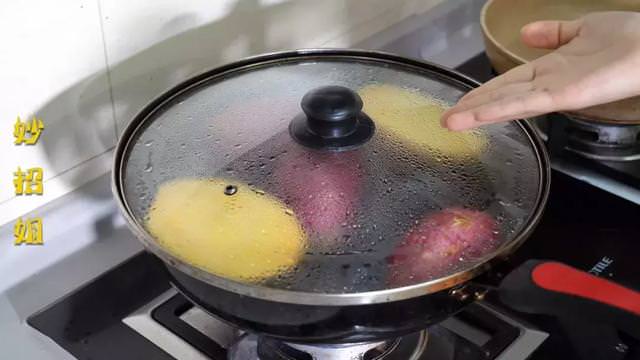 「蒸地瓜」很多人第一步就做錯了！應該「水燒開，地瓜再下鍋」才會香甜細膩好吃