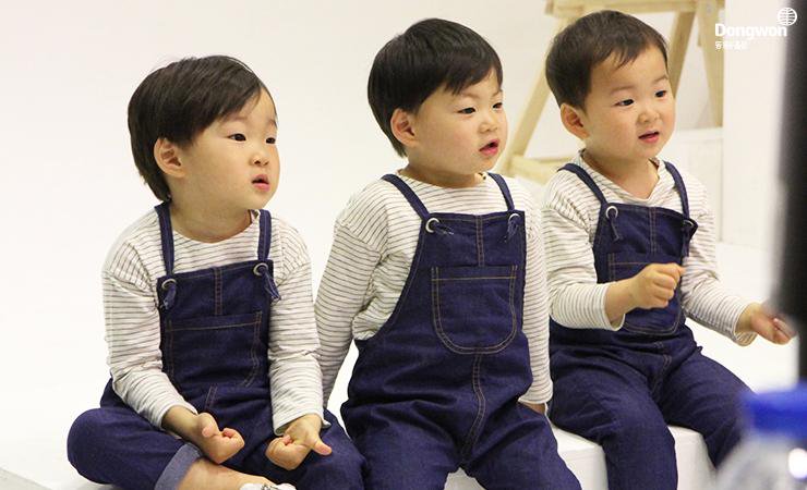 亞洲最萌三胞胎「大韓民國萬歲」畢業了！7歲民國「變長腿小帥哥上台致詞」網融化：真的長大了