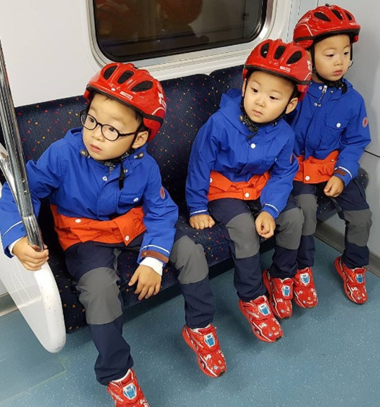 亞洲最萌三胞胎「大韓民國萬歲」畢業了！7歲民國「變長腿小帥哥上台致詞」網融化：真的長大了