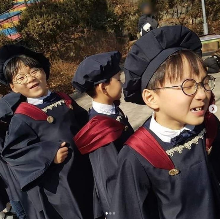 亞洲最萌三胞胎「大韓民國萬歲」畢業了！7歲民國「變長腿小帥哥上台致詞」網融化：真的長大了