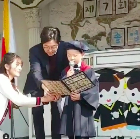 亞洲最萌三胞胎「大韓民國萬歲」畢業了！7歲民國「變長腿小帥哥上台致詞」網融化：真的長大了