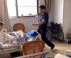 展現超齡成熟！懷胎7月「孕婦騎車摔倒」路人忙救援　小男孩「默默跑到她背後」暖舉感動網友