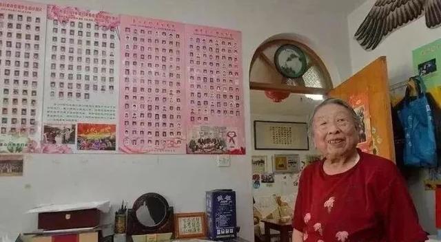 展現超齡成熟！懷胎7月「孕婦騎車摔倒」路人忙救援　小男孩「默默跑到她背後」暖舉感動網友