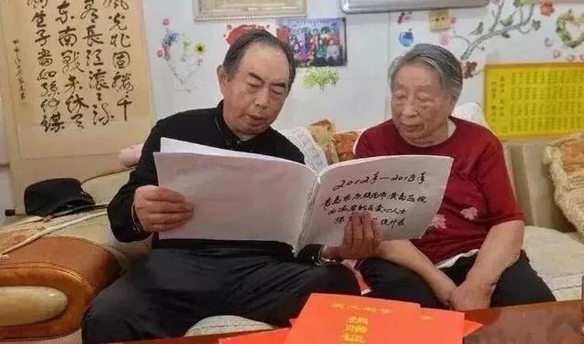 展現超齡成熟！懷胎7月「孕婦騎車摔倒」路人忙救援　小男孩「默默跑到她背後」暖舉感動網友
