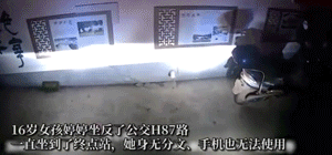 展現超齡成熟！懷胎7月「孕婦騎車摔倒」路人忙救援　小男孩「默默跑到她背後」暖舉感動網友