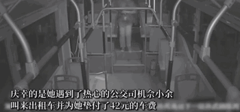 展現超齡成熟！懷胎7月「孕婦騎車摔倒」路人忙救援　小男孩「默默跑到她背後」暖舉感動網友