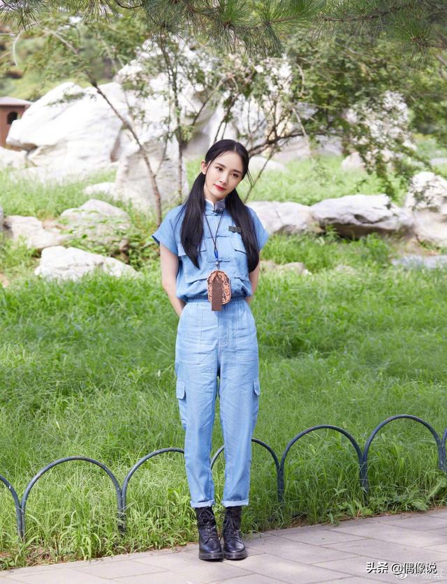 楊冪首曬童年照片，擺同款pose身高矚目，「嬌萌可愛的樣子」跟小糯米太像了：基因真是強大