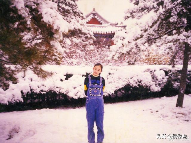 楊冪首曬童年照片，擺同款pose身高矚目，「嬌萌可愛的樣子」跟小糯米太像了：基因真是強大