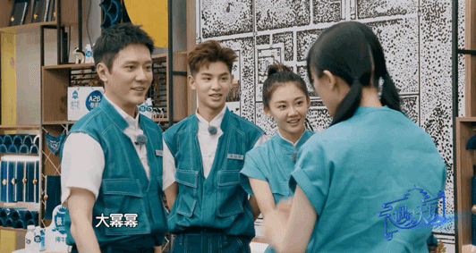 楊冪首曬童年照片，擺同款pose身高矚目，「嬌萌可愛的樣子」跟小糯米太像了：基因真是強大