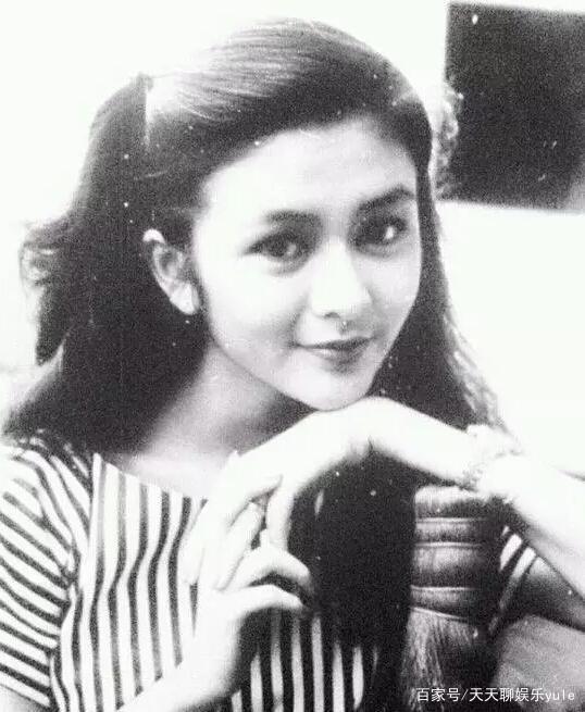 關之琳當年的「眼睛」有多美？她瞟一眼過來　是男人都會「自作多情起來」美得驚心動魄